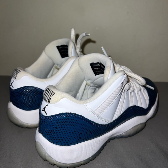Jordan 11 Low - Picture 5 of 11
